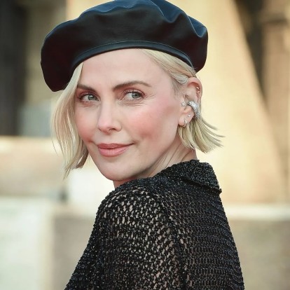 Η Charlize Theron αποκαλύπτει τι έχει μέσα στη Lady Dior της