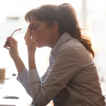 Burnout: 7 συμπτώματα επαγγελματικής εξουθένωσης που πρέπει να προσέξετε