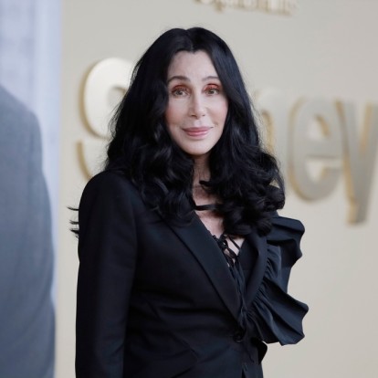 Η Cher αποκαλύπτει μυστικά και σοφίες σε ένα chicken shop date