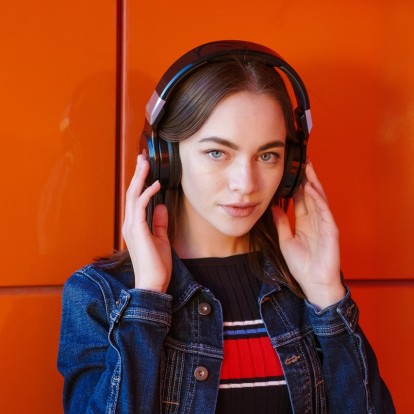 Τα 5 audiobooks που θα ακούμε on repeat αυτές τις γιορτές