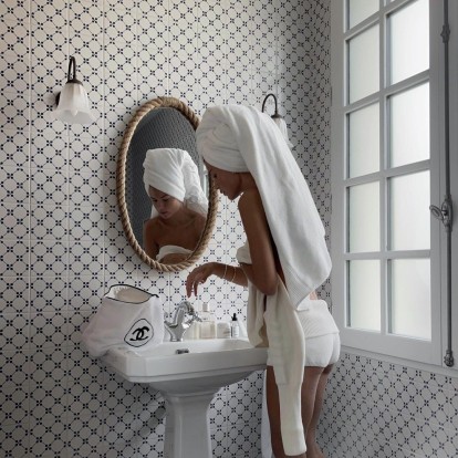 Τι είναι το γαλακτικό οξύ και μπορεί πραγματικά να μειώσει τα σπυράκια;