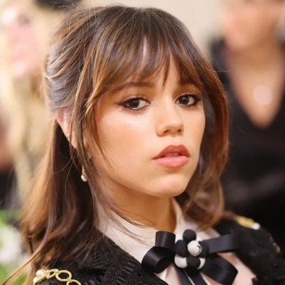 H ﻿Jenna Ortega αποκαλύπτει ό,τι έχει μέσα στο beauty bag της