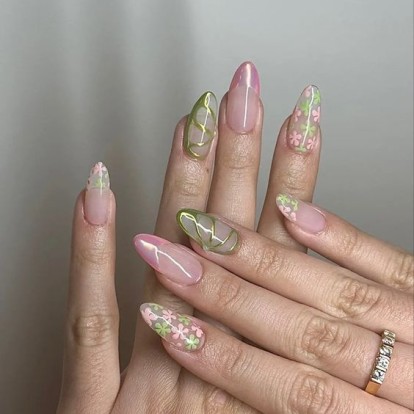 Τα "Fairy-Core" νύχια είναι η soft girl ανανέωση που χρειάζεστε