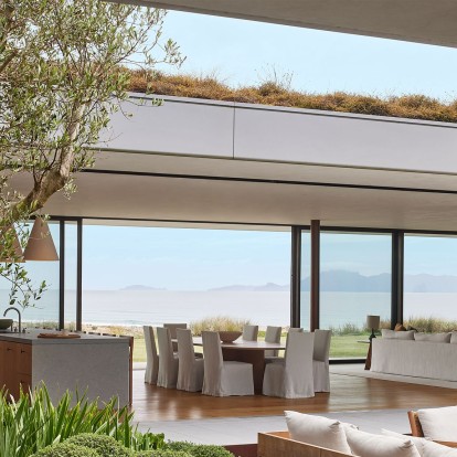 «Αποδράστε» στην εντυπωσιακή εξοχική κατοικία μιας γνωστής fashion designer στη Νέα Ζηλανδία