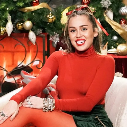 Η Miley Cirys ερμηνεύει το "Jingle Bells" με τον Ryan Beatty