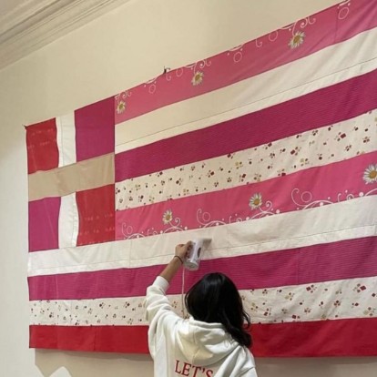 Για ποιον λόγο αποσύρεται η ροζ ελληνική σημαία από έκθεση του Προξενείου της Νέας Υόρκης;