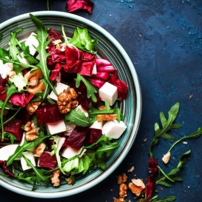 Ο Jamie Oliver φτιάχνει την πιο λαχταριστή σαλάτα με τα leftovers των γιορτών