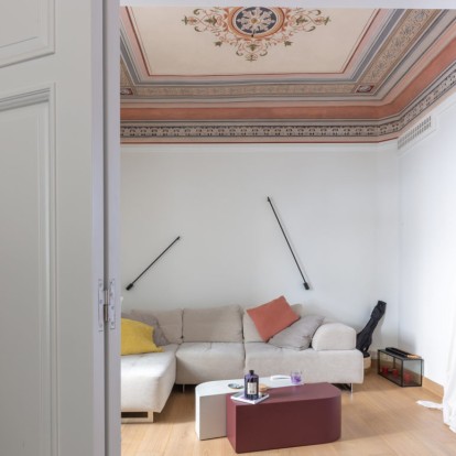 Περιηγηθείτε σε ένα υπέροχο νεοκλασικό στην Πλάκα που αναβίωσε με υποδειγματικό τρόπο