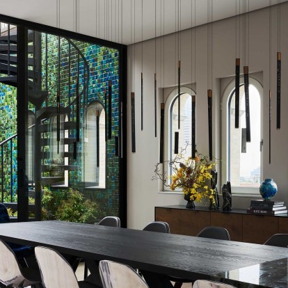 Μια κατοικία στην TriBeCa της Νέας Υόρκης εντυπωσιάζει χάρη στο terrarium που υπάρχει στο κέντρο της