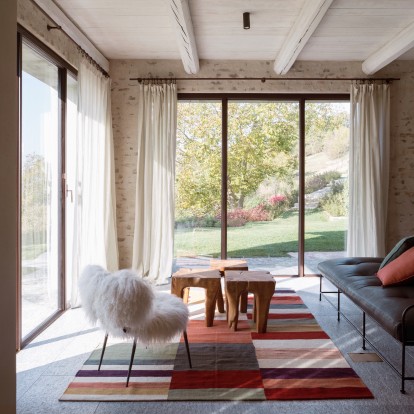 Ένα ιστορικό αγρόκτημα στη Βόρεια Ιταλία μεταμορφώθηκε στο κομψό σπίτι και studio ενός fashion designer 