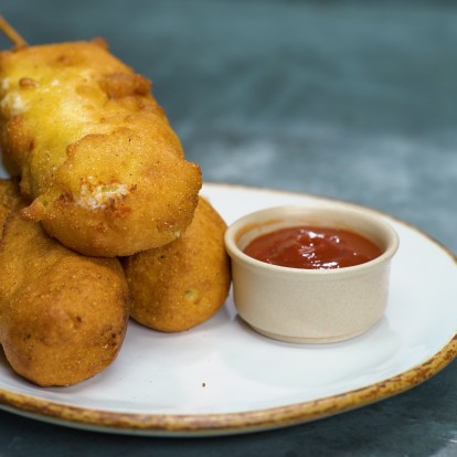 Mac 'n' Cheese Corn Dogs: Έτσι θα τα φτιάξετε πανεύκολα μόνοι σας