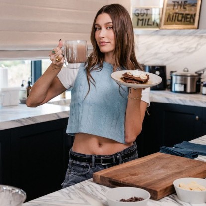Η Hailey Bieber μας ξεναγεί στην υπέροχη κουζίνα της