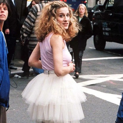Η tutu της Carrie Bradshaw βγαίνει σε δημοπρασία: Πόσο κοστολογείται το iconic item του Sex and the City;