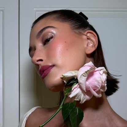 Το "glazed blush" είναι εδώ για να κυριαρχήσει στις φετινές makeup τάσεις