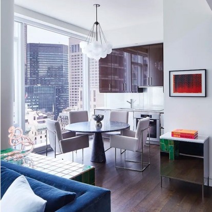 Στην κορυφή του Baccarat Hotel & Residences στο Manhattan, αυτό το loft ξεχωρίζει για τον μοντερνισμό του