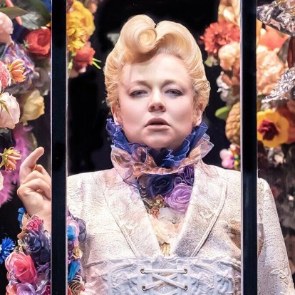 Mετά το "Succession", η Sarah Snook δίνει ρεσιτάλ ερμηνείας ως σύγχρονος Dorian Gray