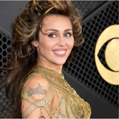 Τα beauty looks που έκλεψαν τις εντυπώσεις στα φετινά Grammy Awards