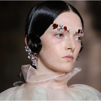 London Fashion Week F/W 2024: Τα biggest beauty trends που εντοπίσαμε στις πασαρέλες 