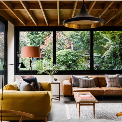 Μια φωτεινή εξοχική κατοικία στο νότιο Λονδίνο γίνεται ένα με τον καταπράσινο κήπο της