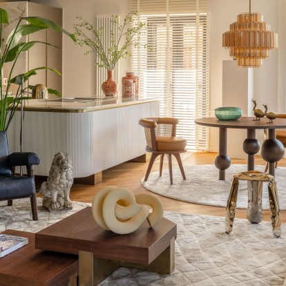 Μια κατοικία γεμάτη φως στην Ισπανία απογειώνει τη σύγχρονη πολυτέλεια