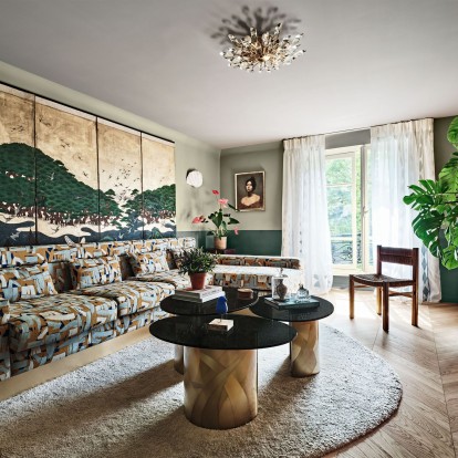 Ένα διαμέρισμα γεμάτο τέχνη στο Παρίσι «αντιστέκεται» στη μονοτονία των λευκών τοίχων