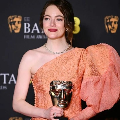 H viral στιγμή που η Emma Stone παρέλαβε το βραβείο της στα φετινά Bafta Awards