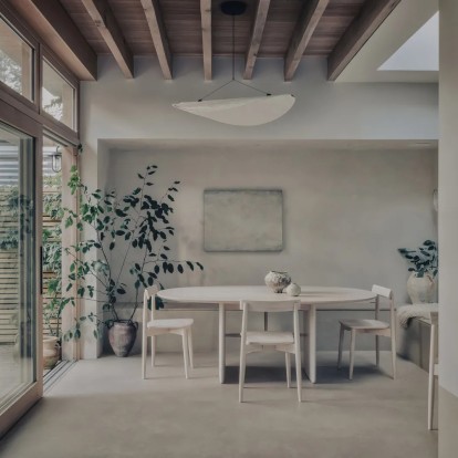 Ένα οικογενειακό σπίτι στο ανατολικό Λονδίνο με μινιμαλιστικούς χώρους που εκπέμπουν γαλήνη