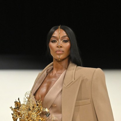 Naomi Campbell: Οι πιο εμβληματικές runway στιγμές του super model