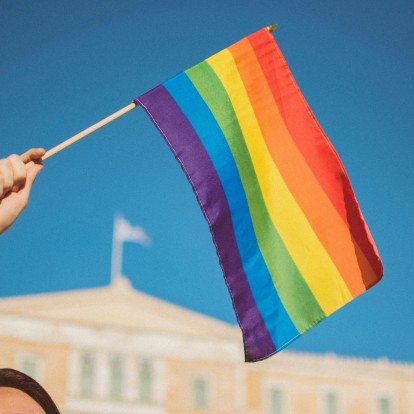 Η ισότητα νίκησε τον σκοταδισμό: Πώς αντέδρασαν τα διεθνή Μέσα στη νομιμοποίηση του γάμου των ομόφυλων ζευγαριών;