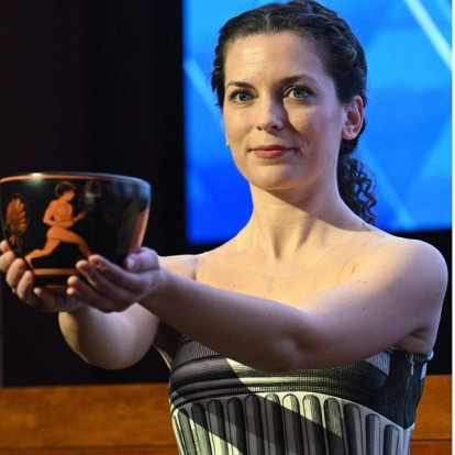 Paris 2024: Η Μαίρη Κατράντζου σχεδίασε τις νέες ενδυμασίες που θα φορούν οι ιέρειες στην τελετή Αφής της Ολυμπιακής Φλόγας