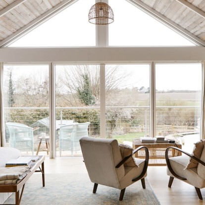 Πώς μια κατοικία στην αγγλική εξοχή απέκτησε νέα ζωή από παλιά υλικά