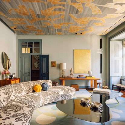 Μια κατοικία στη Λισαβόνα είναι γεμάτη χρώματα κι εκλεπτυσμένες λεπτομέρειες