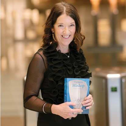 Η Victoria Hislop ξετυλίγει μια ιστορία αυτοανακάλυψης, με αφορμή τη συζήτησή μας για το νέο της βιβλίο, «Το ειδώλιο»