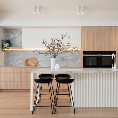 Έχετε μικρή κουζίνα: 5 tips για να εξοικονομήσετε χώρο και να φαίνεται μεγαλύτερη