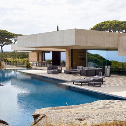 Μια κατοικία στη Βαρκελώνη είναι σχεδιασμένη έτσι ώστε να συνδέεται με το καταπράσινο εξωτερικό τοπίο της