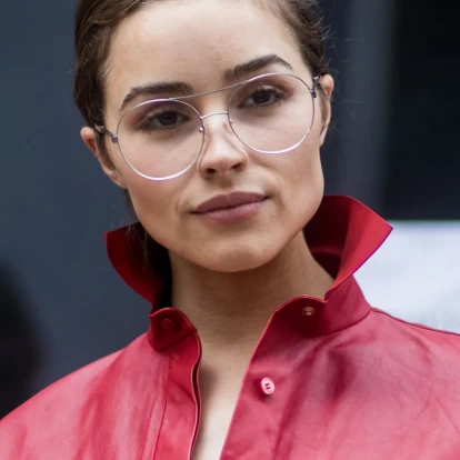 7 expert-approved τρόποι για να κάνετε level-up σε ένα μακιγιάζ με γυαλιά οράσεως