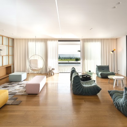 Μια σύγχρονη κατοικία στο Πανόραμα Θεσσαλονίκης ισορροπεί ανάμεσα στη διακριτικότητα ﻿και την υψηλή αισθητική