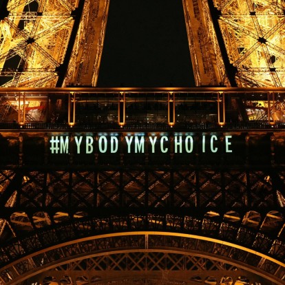 Η Γαλλία γίνεται η πρώτη χώρα στον κόσμο που κατοχυρώνει συνταγματικά το δικαίωμα στην άμβλωση