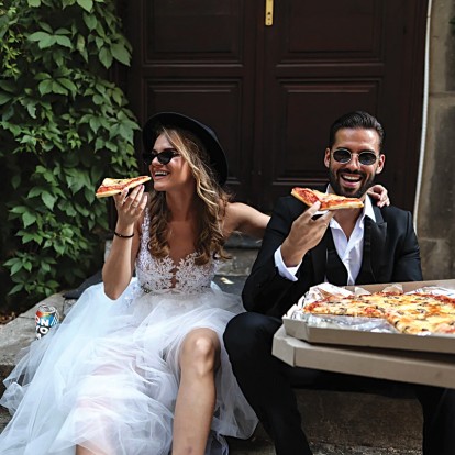 10+1 ανατρεπτικά γαμήλια concepts που γιορτάζουν την αγάπη στην πιο δυνατή εποχή της