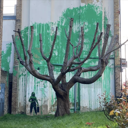 Το νέο έργο του καλλιτέχνη Banksy στο Λονδίνο δίνει ένα ηχηρό μήνυμα για το περιβάλλον