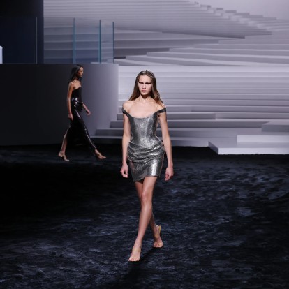 Versace Fall-Winter 2024: Στα παρασκήνια του show που συζητήθηκε όσο λίγα στο Milan Fashion Week