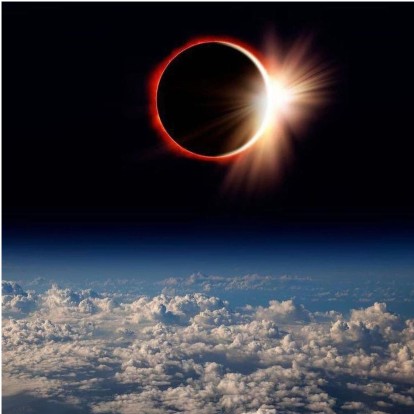 Οι πιο εντυπωσιακές εικόνες που θαυμάσαμε από τη χθεσινή έκλειψη ηλίου