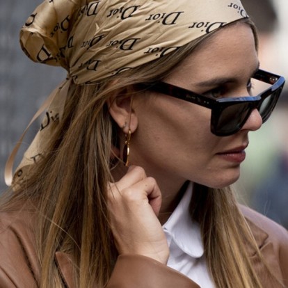 Μαντίλια και Φουλάρια: Πώς να φορέσετε το αξεσουάρ που θα απογειώσει τα spring looks σας