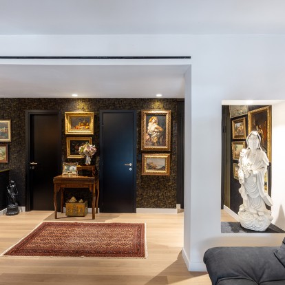 Ένα πρόσφατα ανακαινισμένο διαμέρισμα στο Κολωνάκι γεμάτο Τέχνη