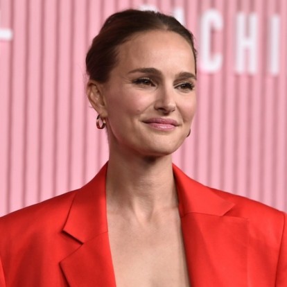 Η Natalie Portman μας παρουσιάζει τα αγαπημένα της βιβλία μέσω του Dior Book Tote Club