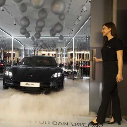 Τα λαμπερά εγκαίνια του Porsche Center Αthens - Παρουσιάστηκε για πρώτη φορά η νέα Taycan