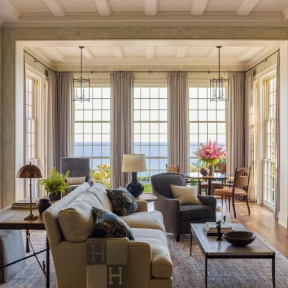 Αυτή η φωτεινή εξοχική κατοικία στη λίμνη Michigan «μυρίζει» άνοιξη