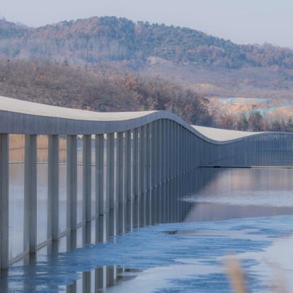 Το Μουσείο Τέχνης Zaishui του Junya Ishigami είναι χτισμένο στην επιφάνεια μιας λίμνης