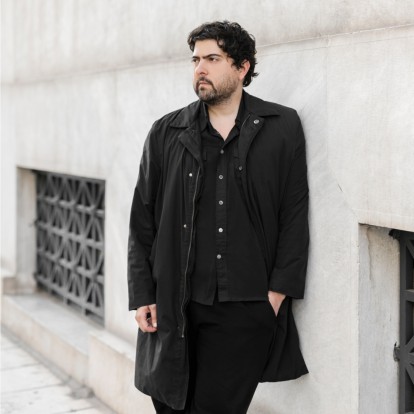O Δημήτρης Καραντζάς «σερβίρει» στη σκηνή του Βασιλικού Θεάτρου ισχυρές δόσεις υπαρξιακών ερωτημάτων
