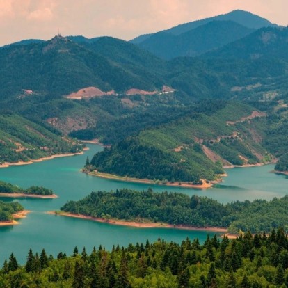 Spring mode on: Οι must-visit λίμνες που μοιάζουν ιδανικές για μία ανοιξιάτικη εξόρμηση 